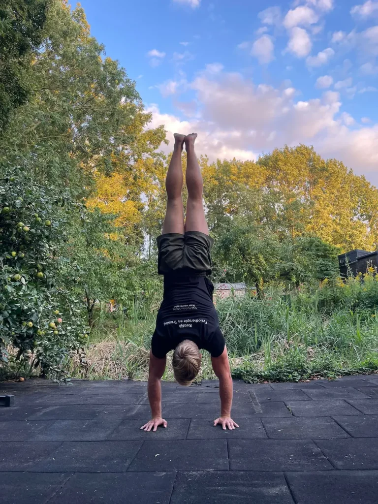 Foto van Handstand, Kaj in het buitengedeelte van de praktijk